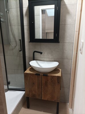 Dusche, kostenlose Toilettenartikel, Haartrockner, Handtücher