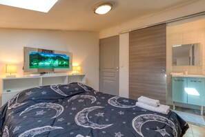 1 bedroom, desk, iron/ironing board, free WiFi