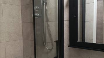 Doccia, set di cortesia gratuito, asciugacapelli, asciugamani