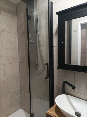 Bruser, gratis toiletartikler, hårtørrer, håndklæder