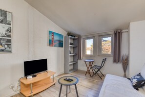 TV - Apartment 'Sous Les Toits' with Wi-Fi and Air Conditioning (Pézenas)