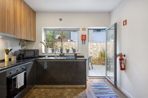 Een koelkast, een magnetron, een oven, een kookplaat