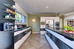 Jääkaappi, mikroaaltouuni, uuni, liesi