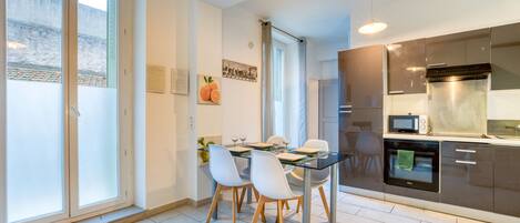 Een koelkast, een magnetron, een oven, een kookplaat