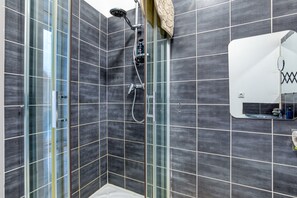 Shower, hair dryer, towels