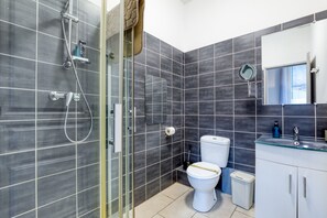 Douche, sèche-cheveux, serviettes fournies