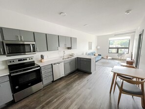 Jääkaappi, mikroaaltouuni, uuni, liesi