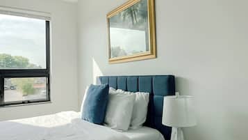 Escritorio, tabla de planchar con plancha, wifi y ropa de cama