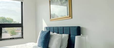 Escritorio, tabla de planchar con plancha, wifi y ropa de cama