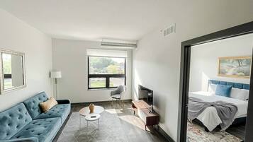 Een bureau, een strijkplank/strijkijzer, wifi, beddengoed