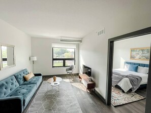 Desk, iron/ironing board, WiFi, bed sheets