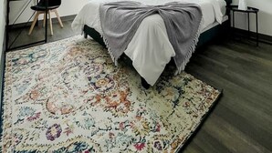 Escritorio, tabla de planchar con plancha, wifi y ropa de cama 