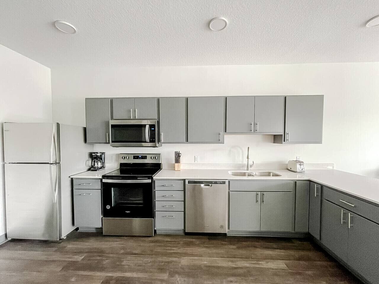 Kühlschrank, Mikrowelle, Ofen, Herdplatte