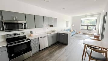 Køleskab, mikrobølgeovn, ovn, kogeplade