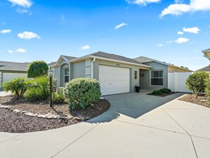 Exterior - LAST- MINUTE CANCELLATION OPENED UP OUR CHARMING VILLA! (The Villages)