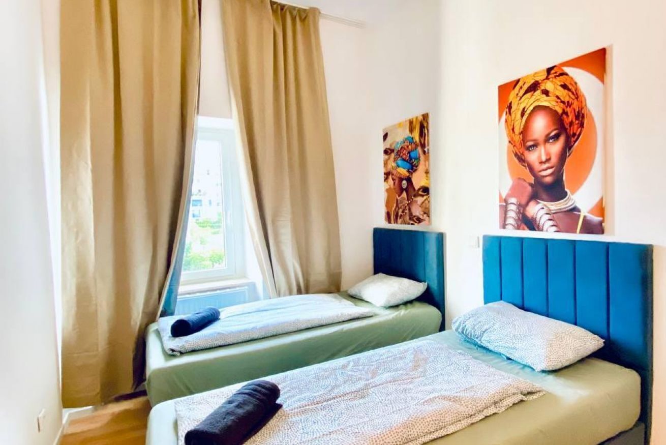 4 bedrooms, desk, bed sheets