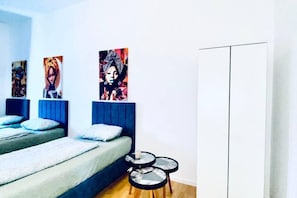 4 chambres, bureau, draps fournis