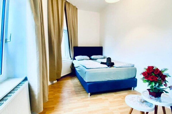 4 bedrooms, desk, bed sheets