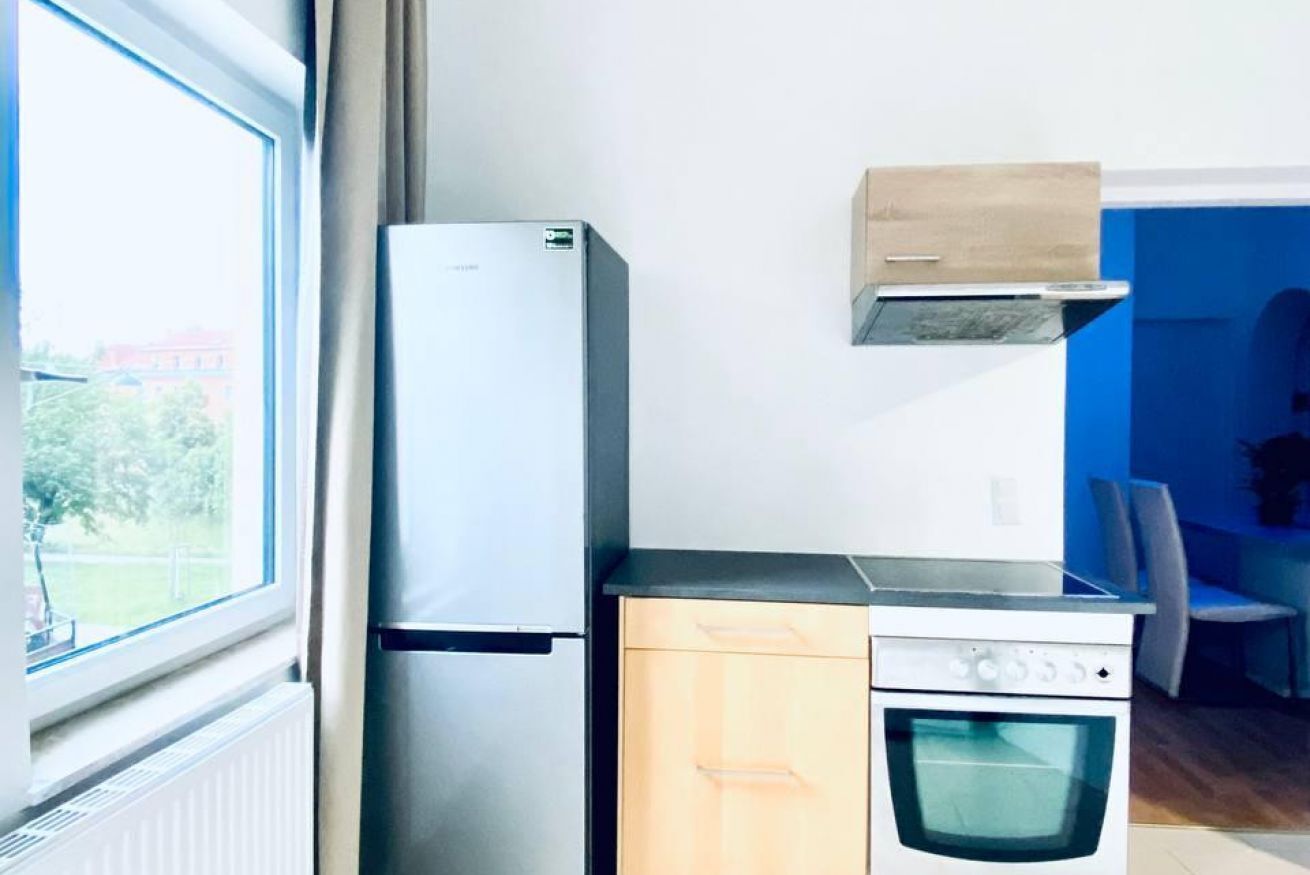 Refrigerador, horno, parrilla de estufa y utensilios de cocina 