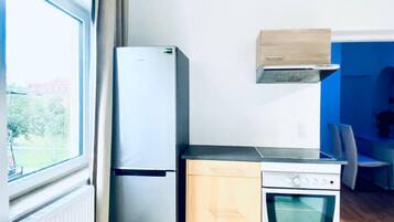 Refrigerador, horno, placa de cocina, utensilios de cocina