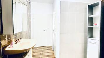 Dutxa, assecador de cabells, tovalloles i sabó