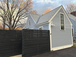 Exterior - Walk to Williams * Steam Sauna * Ritz-Carlton Bed (Williamstown)