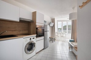 Fridge, oven, cookware/dishes/utensils - AS25421-P2 2 steps from the beach with private parking (LE GRAU DU ROI)
