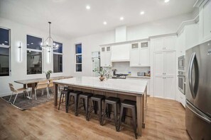 Fridge, microwave, oven, stovetop - Luxe Group Retreat with Spa + Gym + Pickleball (Lindon)