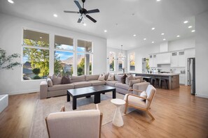 テレビ、暖炉、書庫