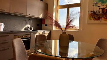 Frigorífico, horno, placa de cocina y lavavajillas