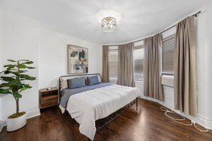 3 habitaciones, tabla de planchar con plancha, wifi y ropa de cama 