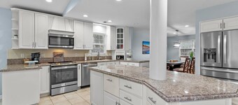 Awesome Pool, Hot Tub & Amazing Arcade! No cleaning fee! 4 BD Paradise 