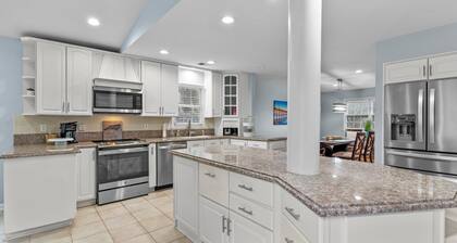 Awesome Pool, Hot Tub & Amazing Arcade! No cleaning fee! 4 BD Paradise