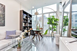 컴포트 아파트 | 거실 공간 | 디지털 채널 시청이 가능한 65인치 스마트 TV