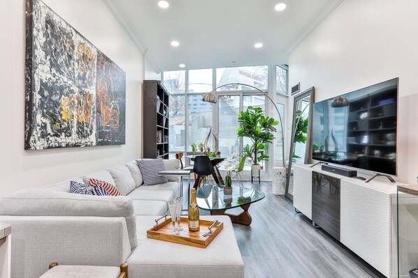 컴포트 아파트 | 거실 공간 | 디지털 채널 시청이 가능한 65인치 스마트 TV