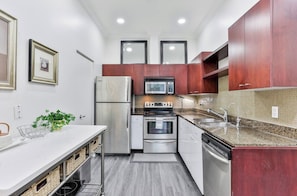 Departamento Confort | Cocina privada | Refrigerador, microondas, horno y parrilla de estufa