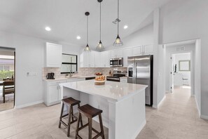 Fridge, microwave, oven, stovetop - Experience Tranquility, Heated Pool, Bicycles -Villa Slow M'Ocean - Roelens (Cape Coral)