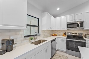 ثلاجة، ميكروويف، فرن، موقد طهي مسطح