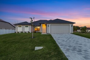 Exterior - Experience Tranquility, Heated Pool, Bicycles -Villa Slow M'Ocean - Roelens (Cape Coral)