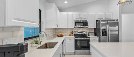 Réfrigérateur, four à micro-ondes, un four, surface de cuisson