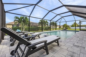 حمّام سباحة مُدفَّأ