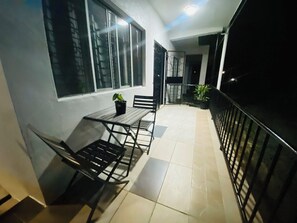 Outdoor dining - Charming 3-bedroom house with AC and WiFi in amazing Suva (Suva)