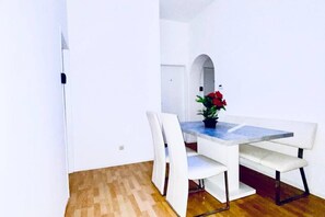 Dining - Peaceful Room for 2 in Spacious Shared Apartment (Wien)
