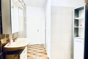 Ducha, secador de pelo, toallas, jabón