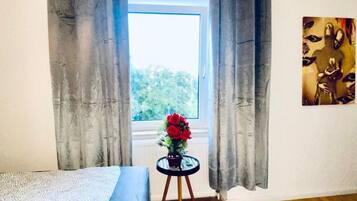 1 bedroom, bed sheets