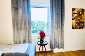 1 makuuhuone, työpöytä, vuodevaatteet