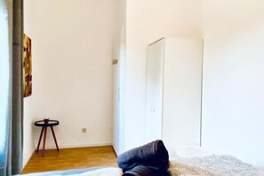 1 habitación, escritorio y ropa de cama