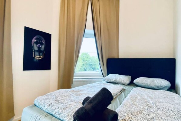 1 bedroom, desk, bed sheets