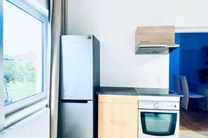 Geladeira, fogão, cooktop, talheres/pratos/utensílios de cozinha