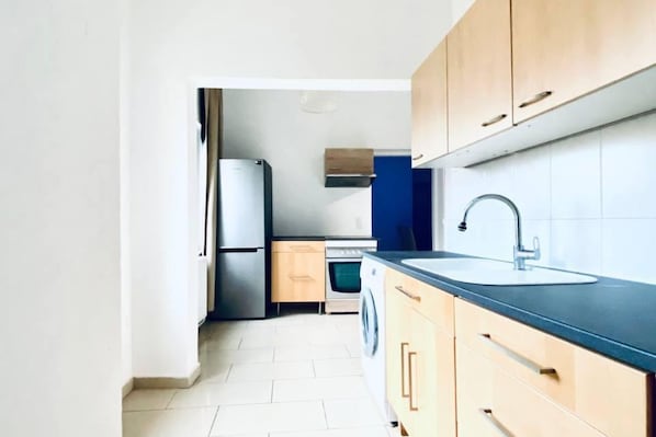 Fridge, oven, stovetop, cookware/dishes/utensils